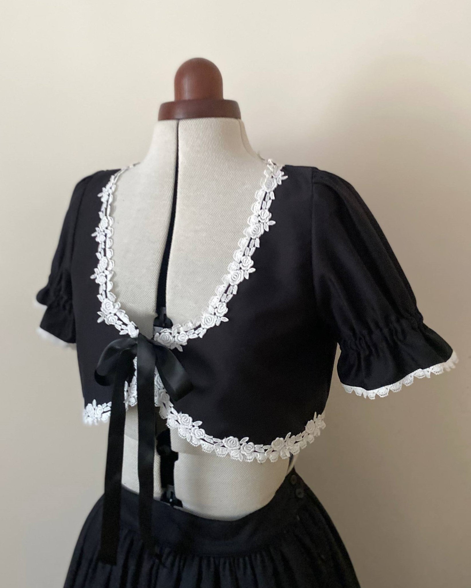 Short sleeve lace bolero