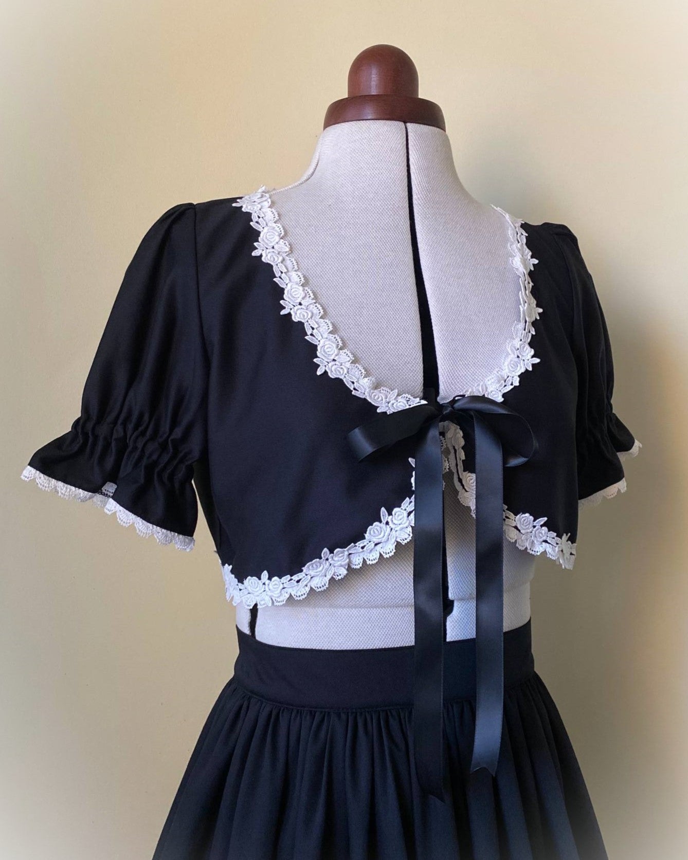 Short sleeve lace bolero
