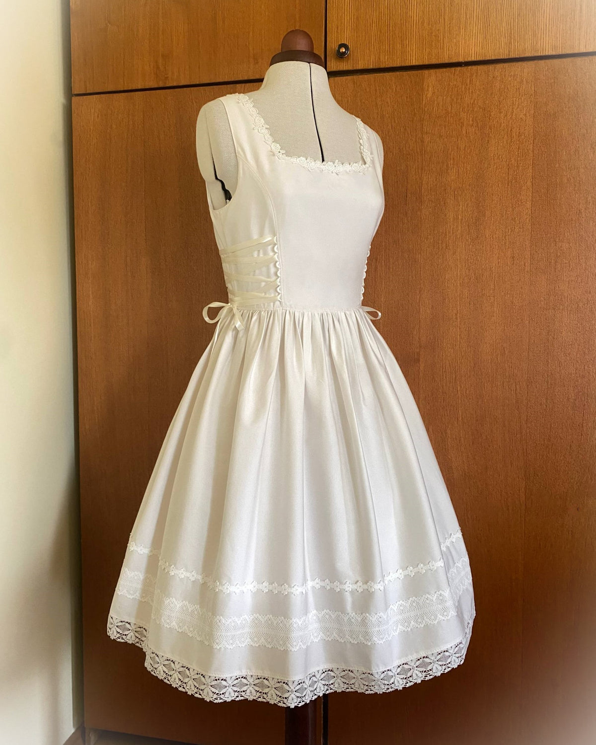 White lacing JSK